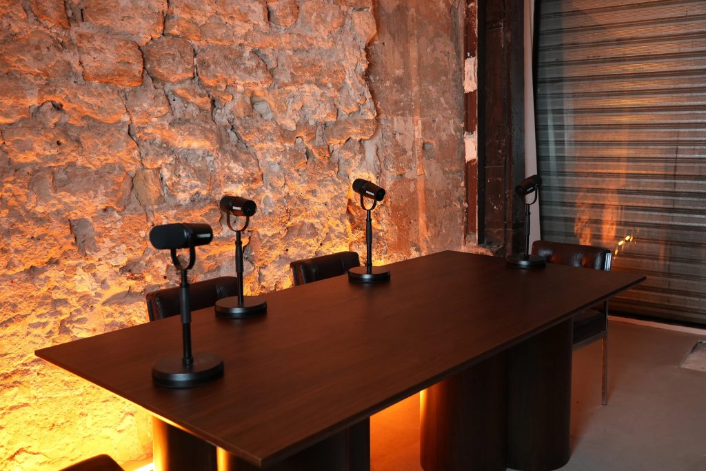 Production en studio à Paris qui transforme vos podcasts