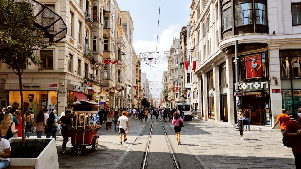 O firmă comercială de materiale de construcții angajamente concrete