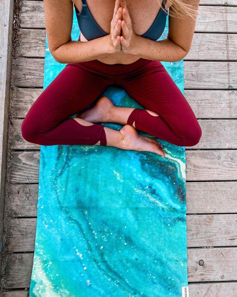 On-the-go Yoga: Choosing a Compact, Lightweight Mat for Travel