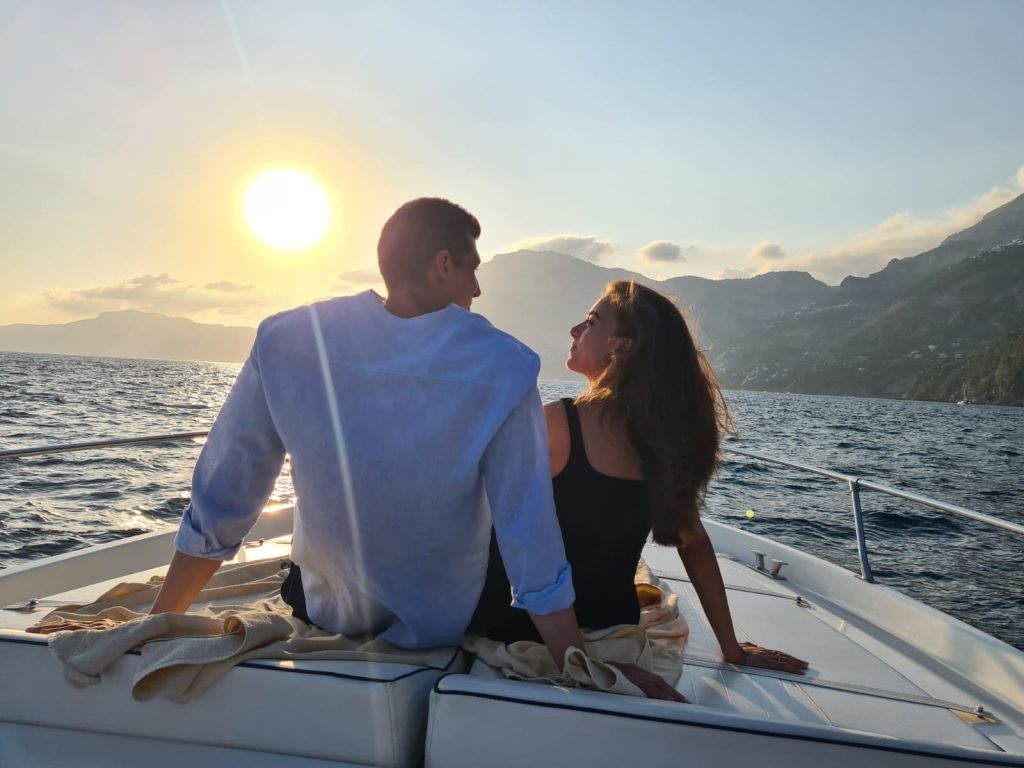 Sulle onde al calar del sole: esperienza unica in barca